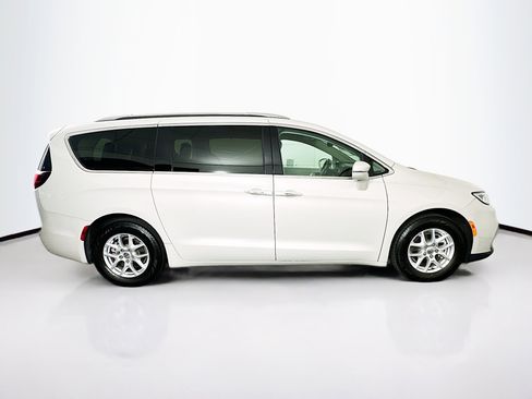 Used 2021 Chrysler Pacifica Touring-L image 10