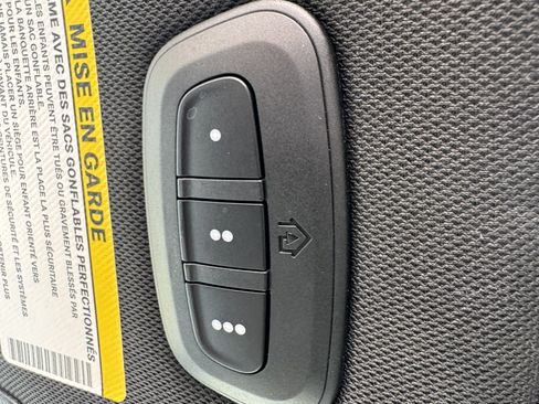 Used 2025 Chrysler Pacifica Limited FWD image 28