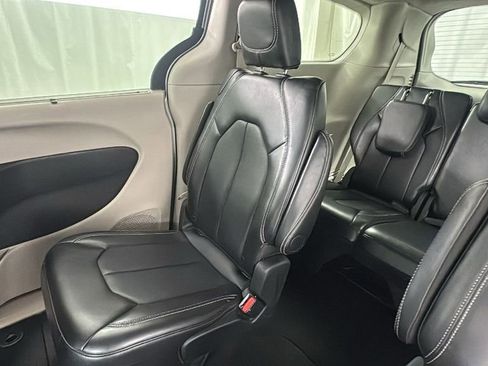 Used 2024 Chrysler Pacifica Touring-L FWD image 14
