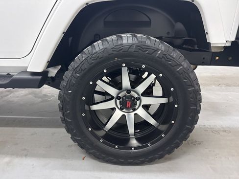 Used 2017 Jeep Wrangler Unlimited Sahara image 60