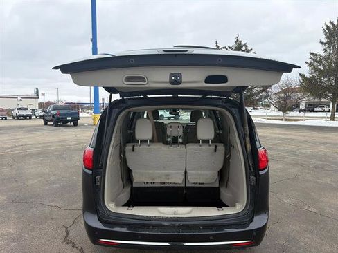 Used 2019 Chrysler Pacifica Limited image 18