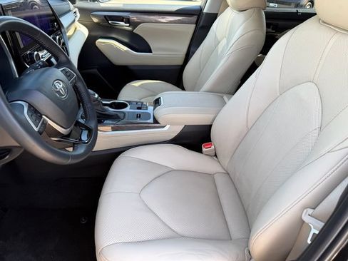 Used 2024 Toyota Highlander Limited FWD image 11