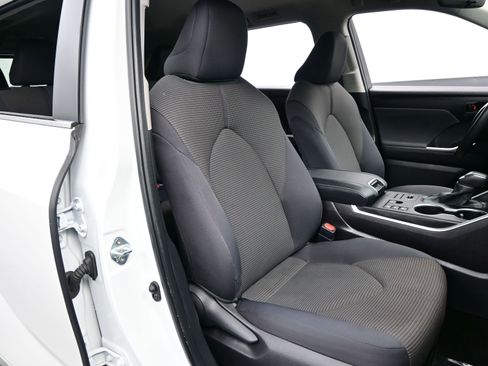 Used 2024 Toyota Highlander LE AWD/4WD image 14