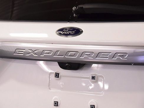 Used 2023 Ford Explorer Platinum w/ Technology Package image 11