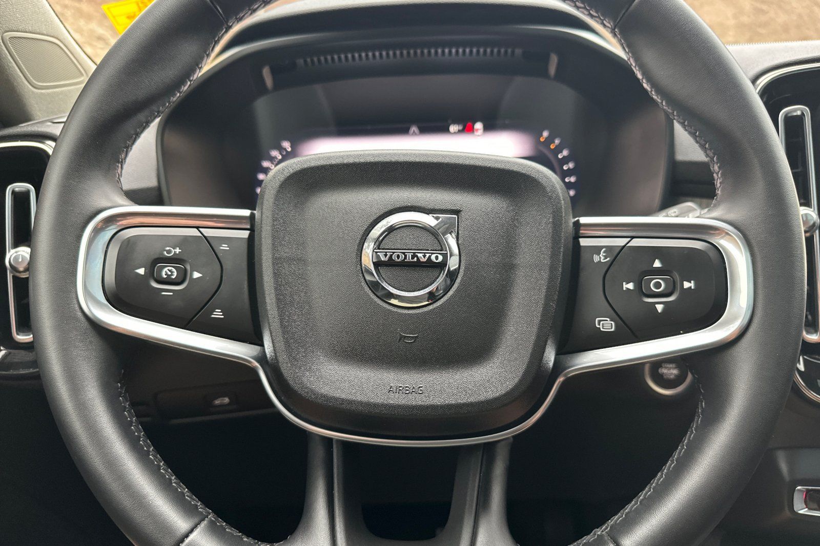 Certified 2024 Volvo XC40 B5 Plus w/ Climate Package AWD/4WD image 28