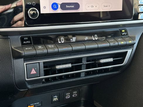 Used 2025 Toyota Camry LE w/ Convenience Package image 18