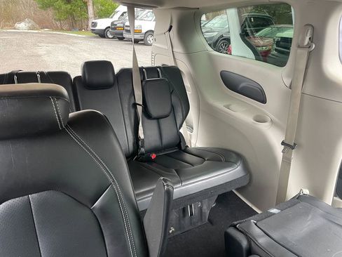 Used 2024 Chrysler Pacifica Touring-L FWD image 27