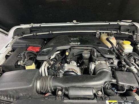 Used 2018 Jeep Wrangler Unlimited Sahara image 30