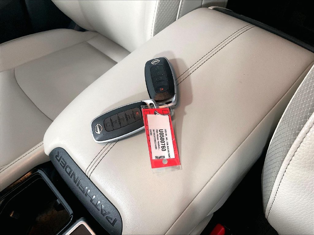 Used 2024 Nissan Pathfinder SL AWD/4WD image 30
