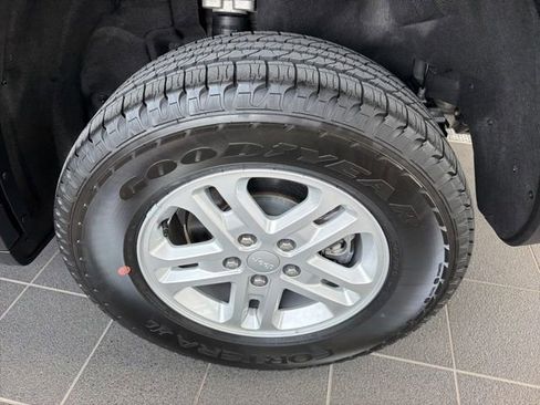 Used 2024 Jeep Grand Cherokee Laredo AWD/4WD image 6