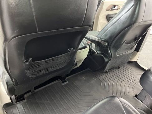 Used 2019 Chrysler Pacifica Touring-L FWD image 41