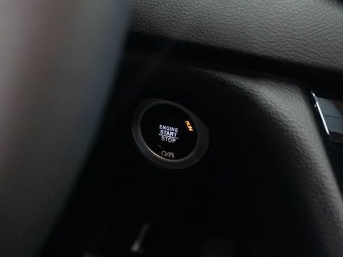 Used 2025 Chrysler Pacifica Select FWD image 9