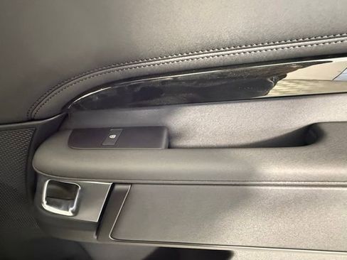 Certified 2025 Land Rover Discovery S image 31