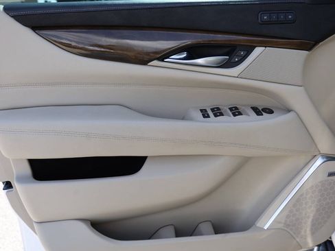 Used 2020 Cadillac Escalade Luxury AWD/4WD image 12
