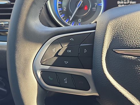 Used 2023 Chrysler 300 Touring w/ Sport Appearance Package image 18