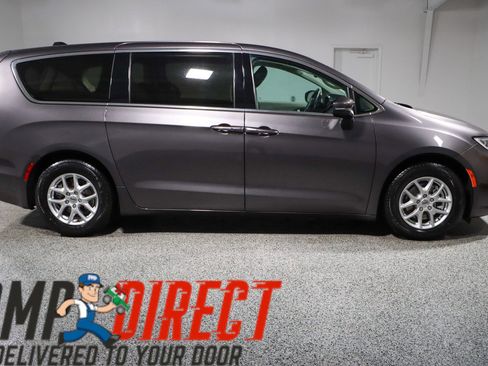 Used 2023 Chrysler Pacifica Touring-L image 6