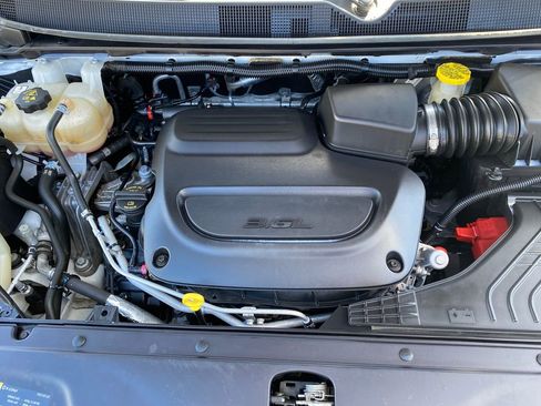 Used 2022 Chrysler Pacifica Touring-L image 10