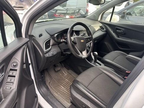 Used 2020 Chevrolet Trax LT w/ LT Convenience Package image 9