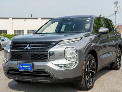 Used 2023 Mitsubishi Outlander SE AWD/4WD image 2