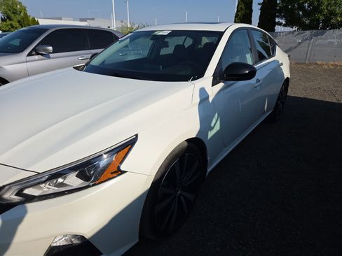 Used 2022 Nissan Altima 2.0 SR FWD image 2
