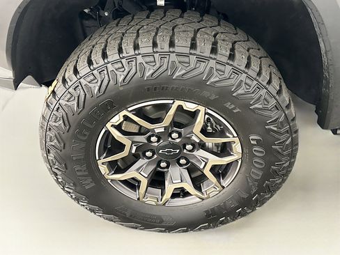 Used 2024 Chevrolet Colorado ZR2 w/ ZR2 Convenience Package III image 11