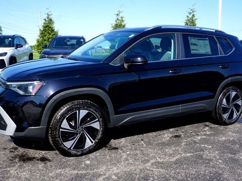 New 2026 Volkswagen Taos SE AWD/4WD image 2