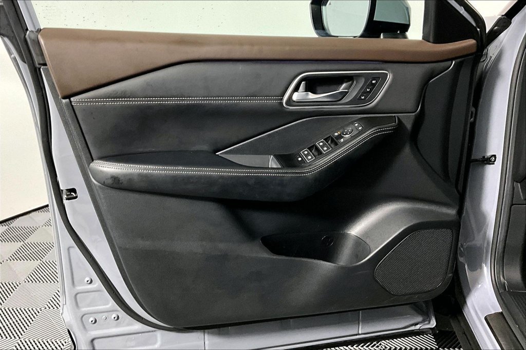 Used 2023 Nissan Rogue Platinum w/ Platinum Premium Package FWD image 23