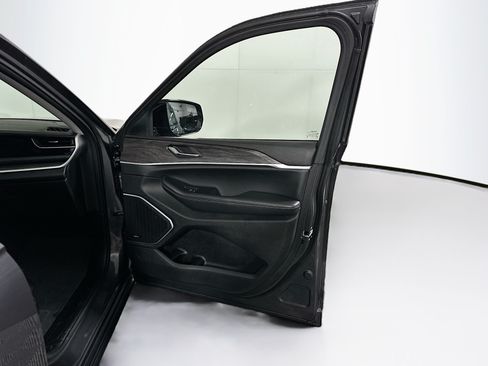 Used 2023 Jeep Grand Cherokee 4WD 4xe image 34