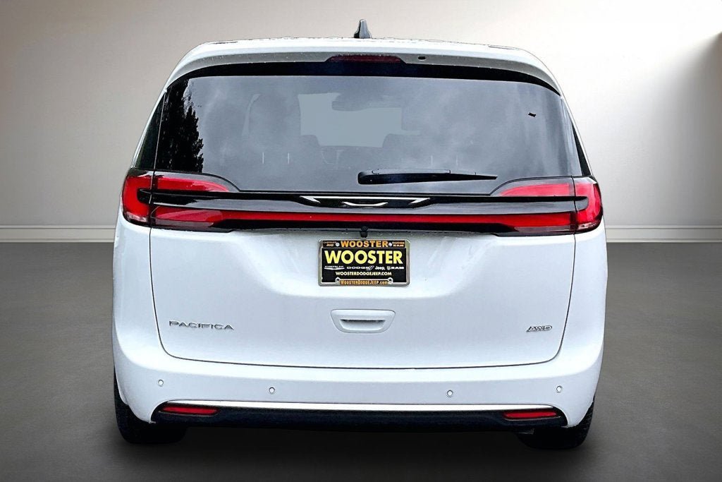 New 2027 Chrysler Pacifica Select AWD/4WD image 4