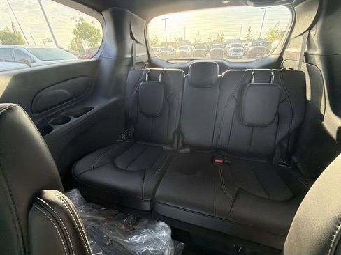 New 2026 Chrysler Pacifica Select FWD image 27