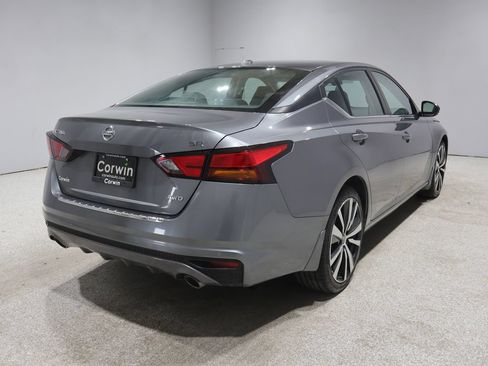 Used 2021 Nissan Altima 2.5 SR w/ SR Premium Package AWD/4WD image 2