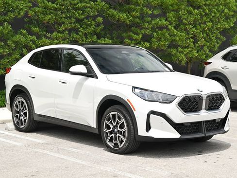 Used 2025 BMW X2 xDrive28i AWD/4WD image 3