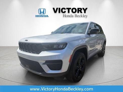 Used 2023 Jeep Grand Cherokee Altitude AWD/4WD image 1