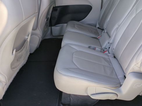 Used 2017 Chrysler Pacifica Touring-L image 19