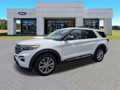Certified 2020 Ford Explorer XLT w/ Equipment Group 202A AWD/4WD image 4
