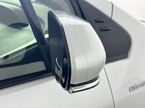 Used 2022 Toyota Prius L Eco image 10