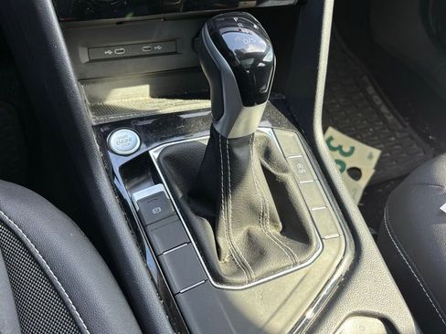 Used 2024 Volkswagen Taos SE w/ Panoramic Sunroof Package image 12