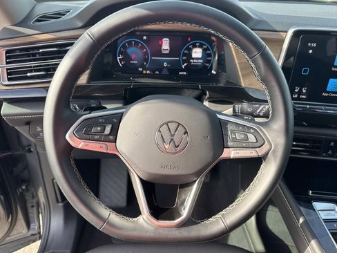 Used 2025 Volkswagen Atlas SE image 21