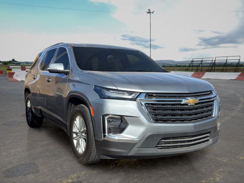 Used 2023 Chevrolet Traverse LT FWD image 2