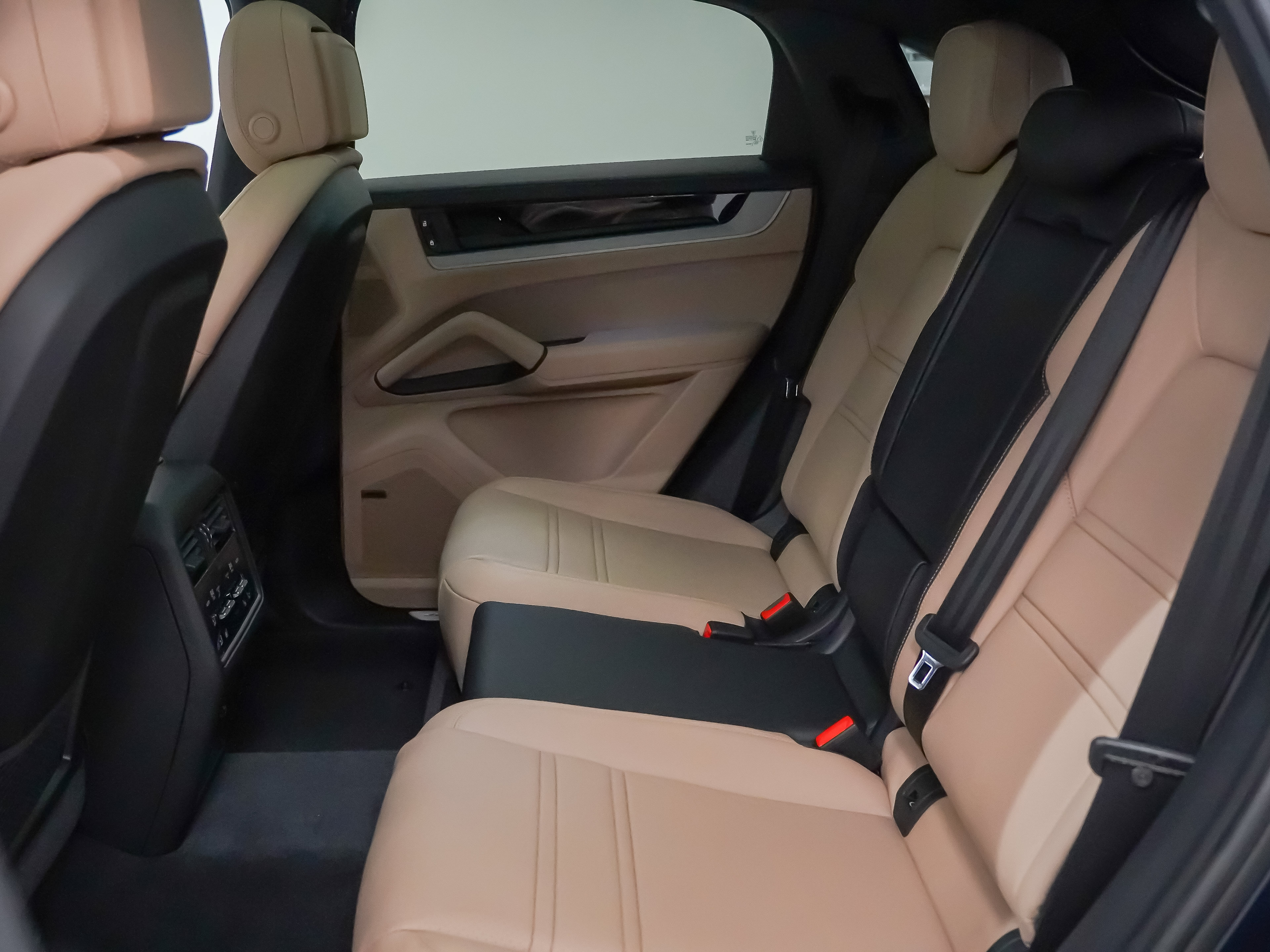 Certified 2026 Porsche Cayenne E-Hybrid Coupe AWD/4WD image 16