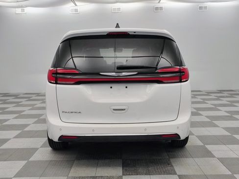 Used 2024 Chrysler Pacifica Touring-L FWD image 5