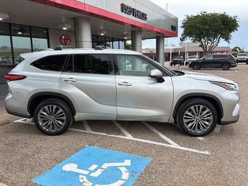 Used 2022 Toyota Highlander Platinum image 2
