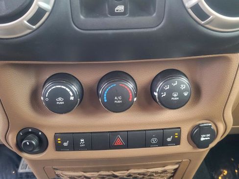 Used 2017 Jeep Wrangler Unlimited Sahara w/ Connectivity Group image 19