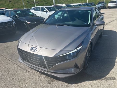 Used 2023 Hyundai Elantra SEL w/ Convenience Package FWD image 12