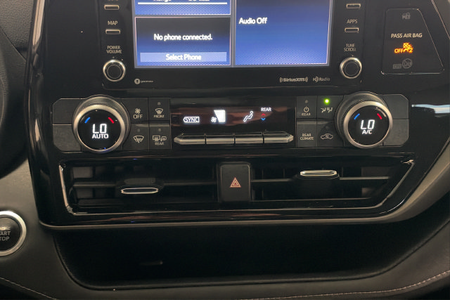 Used 2021 Toyota Highlander LE AWD/4WD image 17