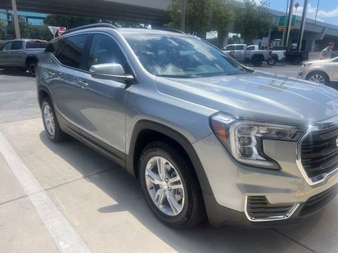 Used 2023 GMC Terrain SLE w/ Driver Convenience Package FWD image 2