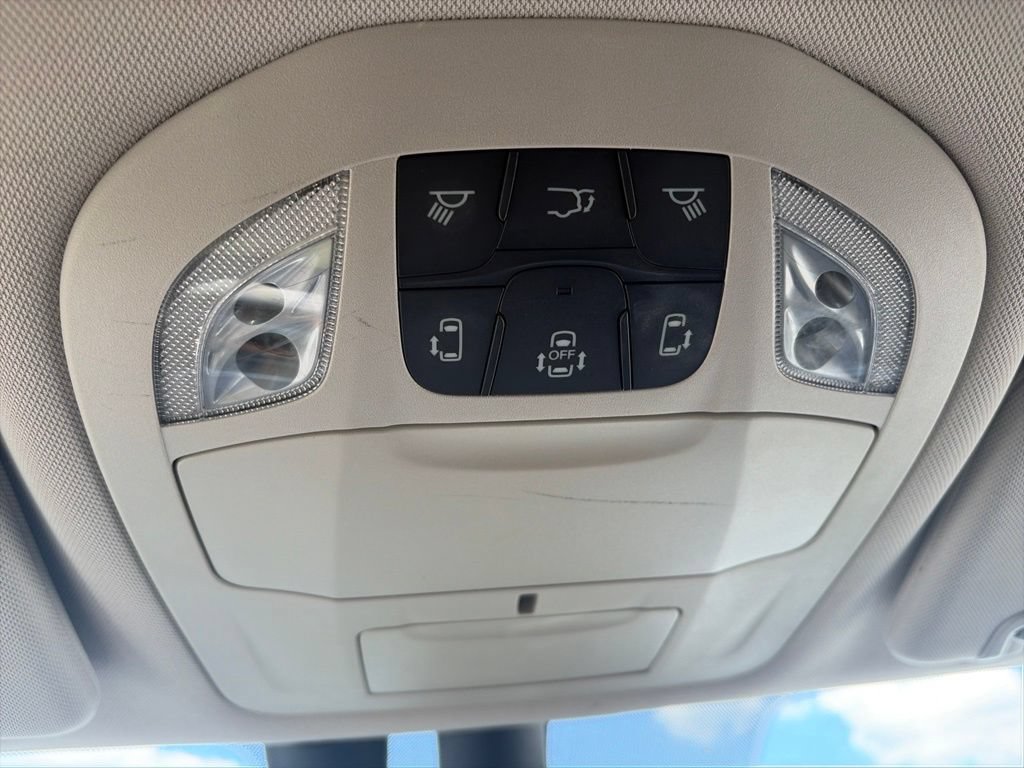 Used 2021 Chrysler Pacifica Touring-L w/ Uconnect Theater Family Group FWD image 26