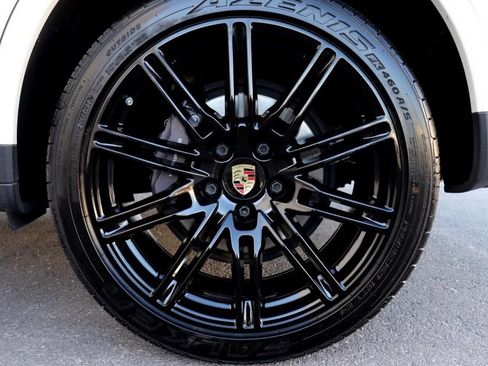 Used 2018 Porsche Cayenne Platinum Edition w/ Premium Package image 87