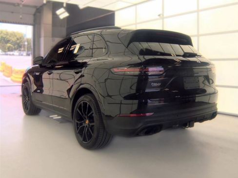 Used 2023 Porsche Cayenne AWD/4WD image 3