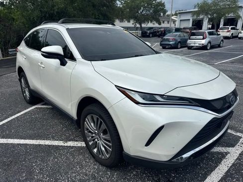 Used 2022 Toyota Venza XLE AWD/4WD image 3